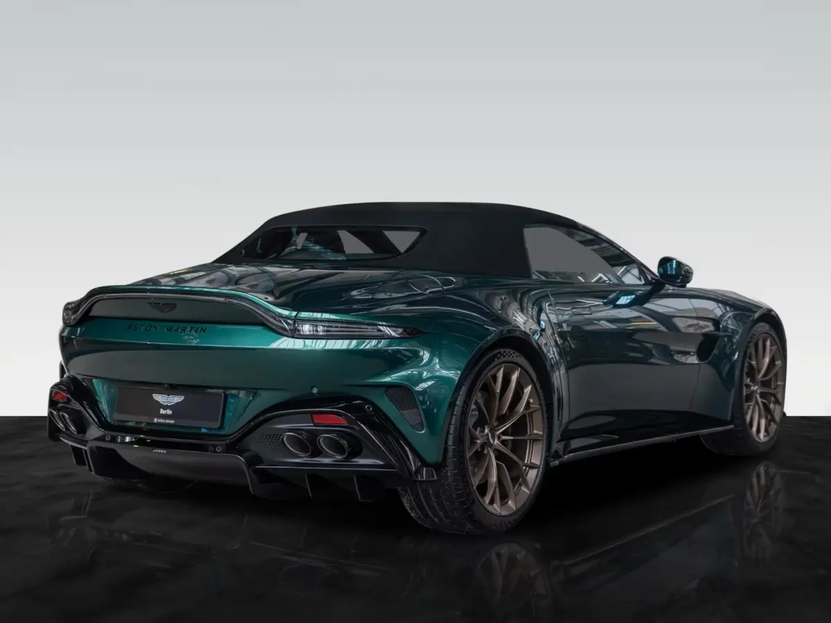 Aston Martin Vantage V8 Spider 2026, vue arrière — Luxury Car France, France. Cheveux au vent sur les routes de Provence