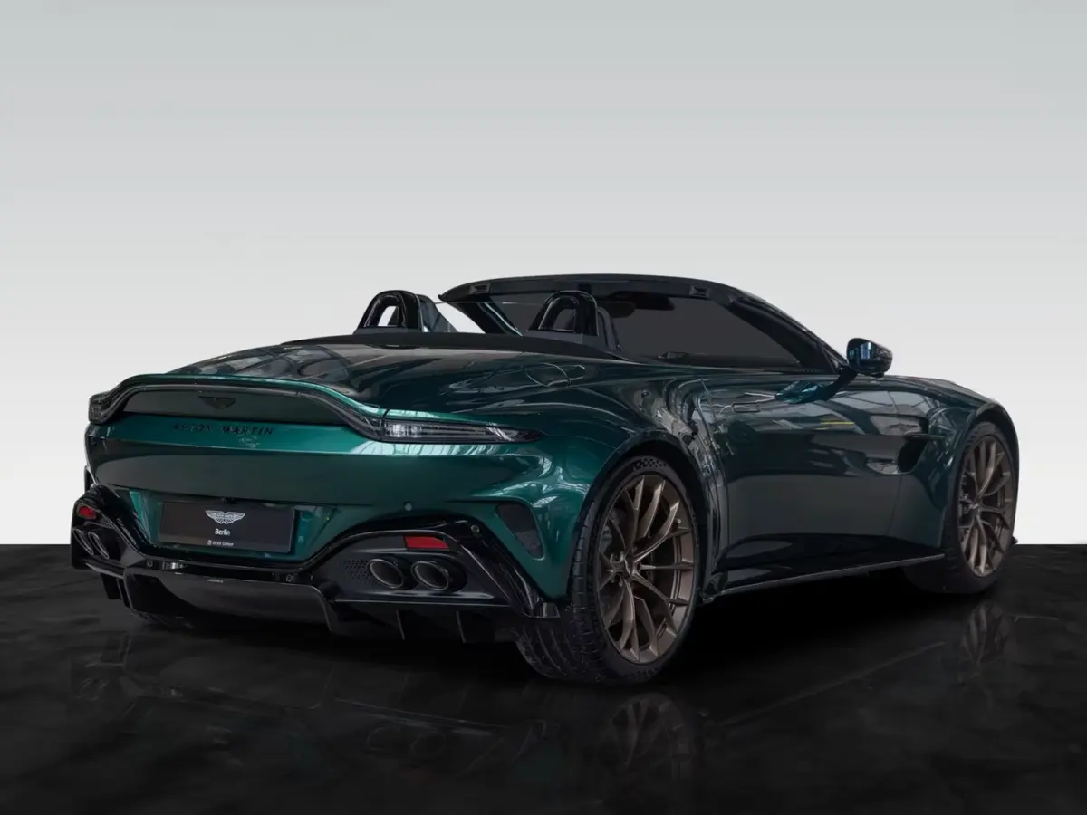Aston Martin Vantage V8 Spider 2026, tableau de bord — Luxury Car France, France. Cheveux au vent sur les routes de Provence