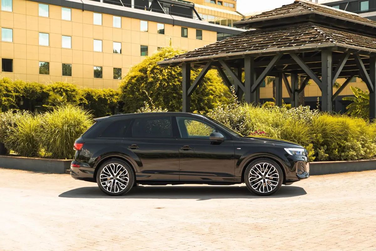 Audi Q7 50 TDI S-Line Edition 2025, front view — Luxury Car France, France. Audi Q7 50 TDI S-Line Edition in France The Audi Q7 50 TDI S-Line Edition is available…