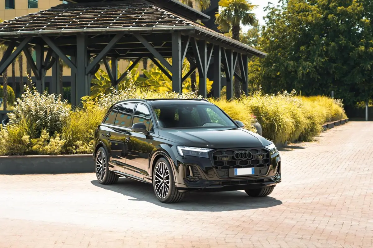 Audi Q7 50 TDI S-Line Edition 2025 — Luxury Car France, France. Audi Q7 50 TDI S-Line Edition in France The Audi Q7 50 TDI S-Line Edition is available…