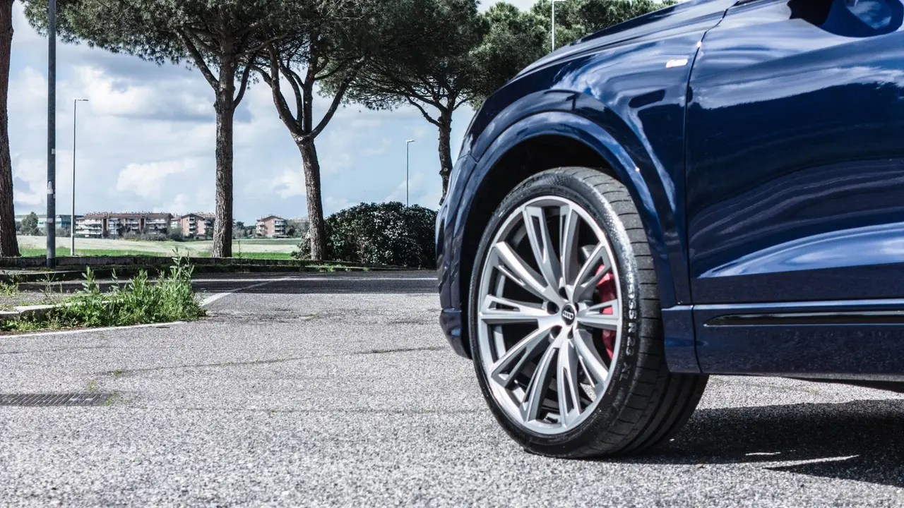 Audi Q8 55 TFSI 2022, rear view — Luxury Car France, France. Audi Q8 55 TFSI in France The Audi Q8 55 TFSI is available for hire in France, offering a…
