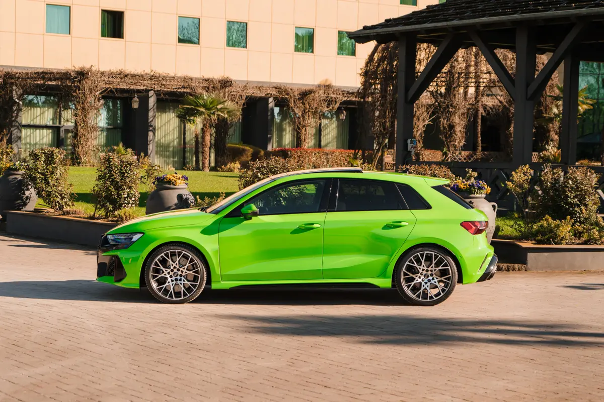 Audi RS3 Restyling 2025, vista frontal — Luxury Car France, Francia. Audi RS3 Restyling en Francia El servicio de alquiler del Audi RS3 Restyling en Francia…