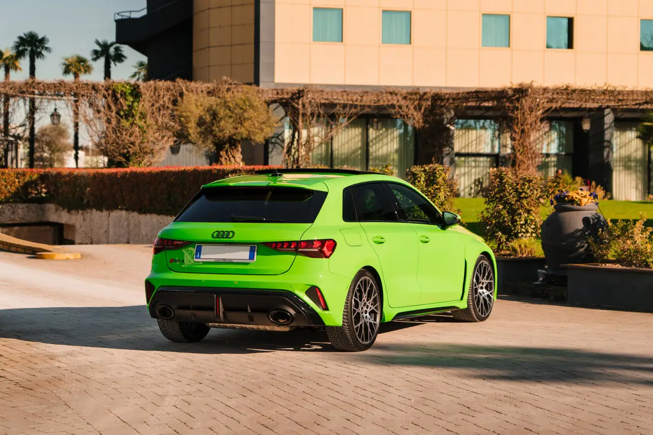 Audi RS3 Restyling 2025, vista trasera — Luxury Car France, Francia. Audi RS3 Restyling en Francia El servicio de alquiler del Audi RS3 Restyling en Francia…