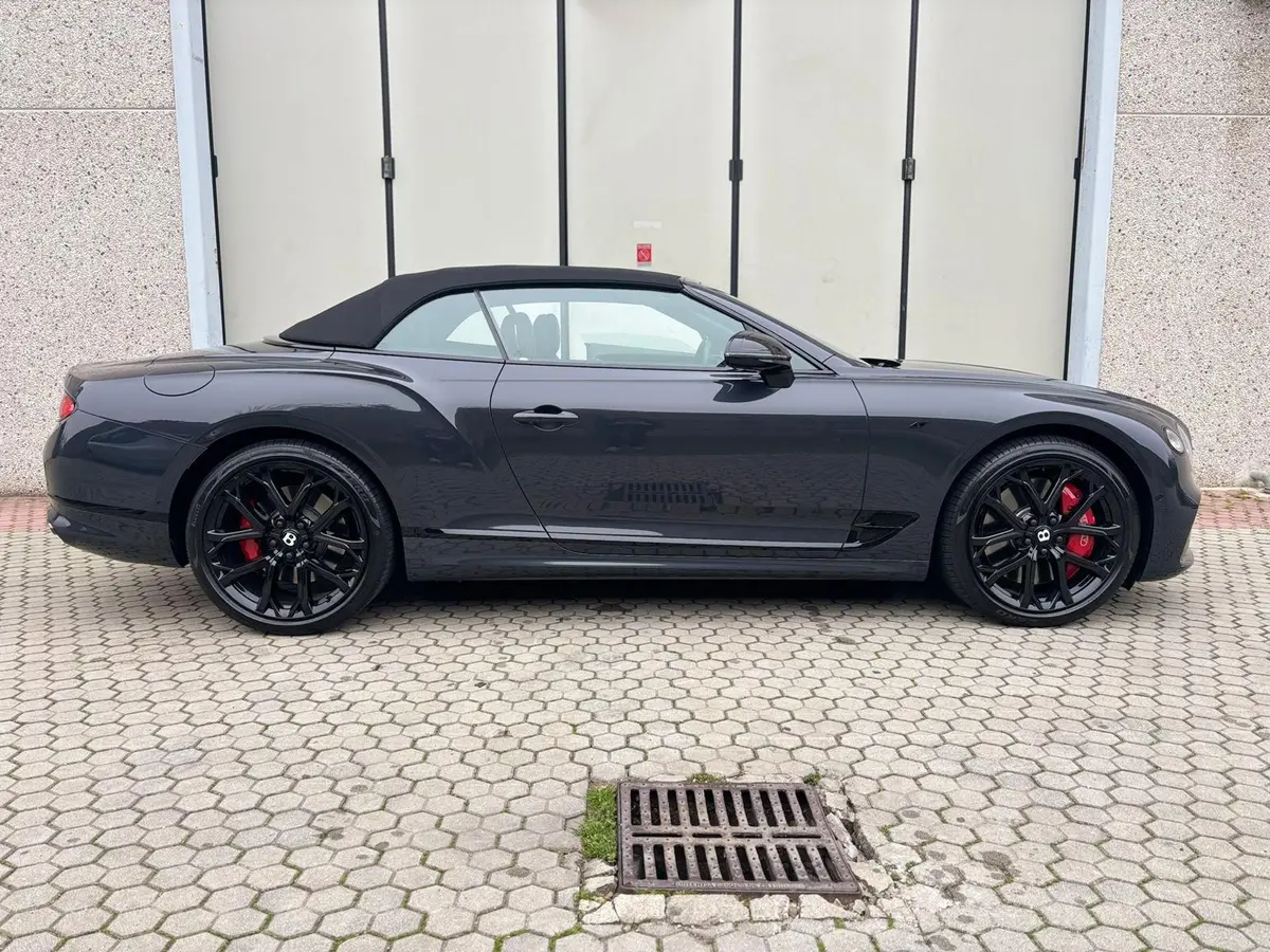 Bentley Continental GTC S V8 2025, vue arrière — Luxury Car France, France. Bentley Continental GTC S V8 en France La Bentley Continental GTC S V8 est disponible à…