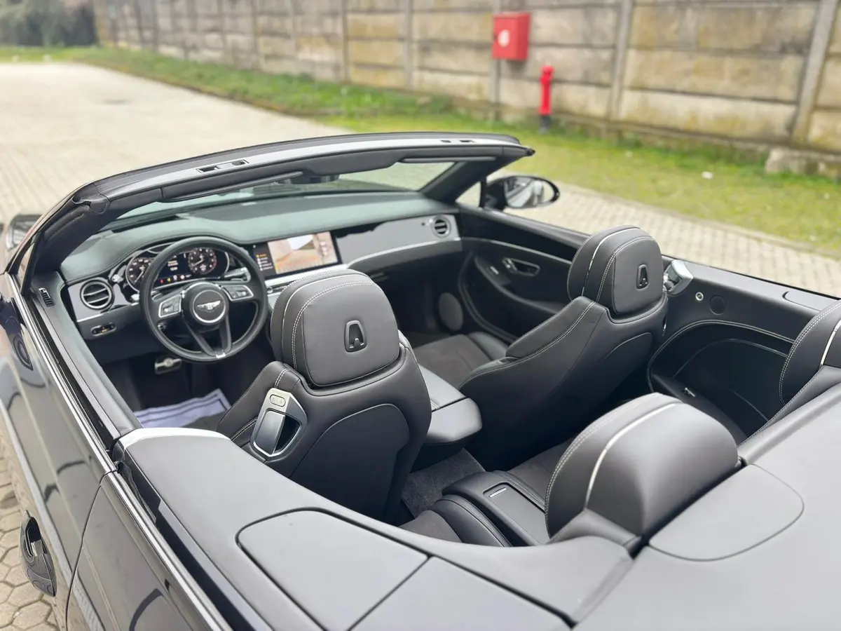 Bentley Continental GTC S V8 2025, profil latéral — Luxury Car France, France. Bentley Continental GTC S V8 en France La Bentley Continental GTC S V8 est disponible à…