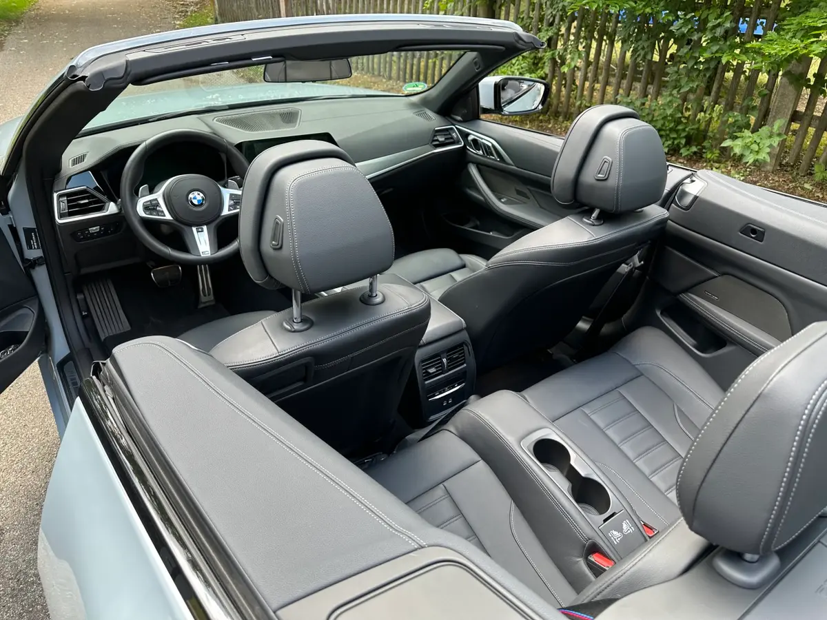 BMW 430i Cabrio 2023, tableau de bord — Luxury Car France, France. Toit ouvert pour une escapade en Provence