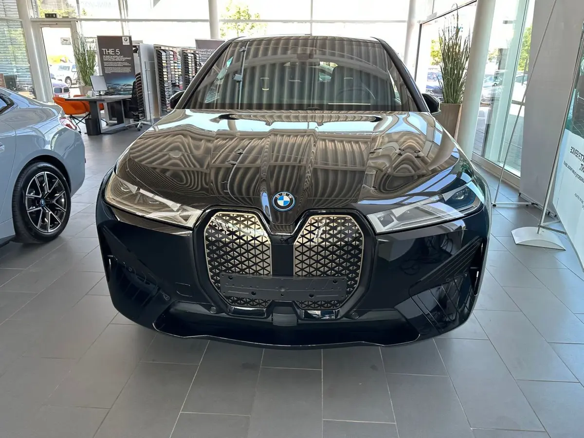 BMW IX M60 2023, vista frontal — Luxury Car France, Francia. BMW IX M60 en Francia El BMW IX M60 está disponible para alquiler en Francia, ofreciendo…