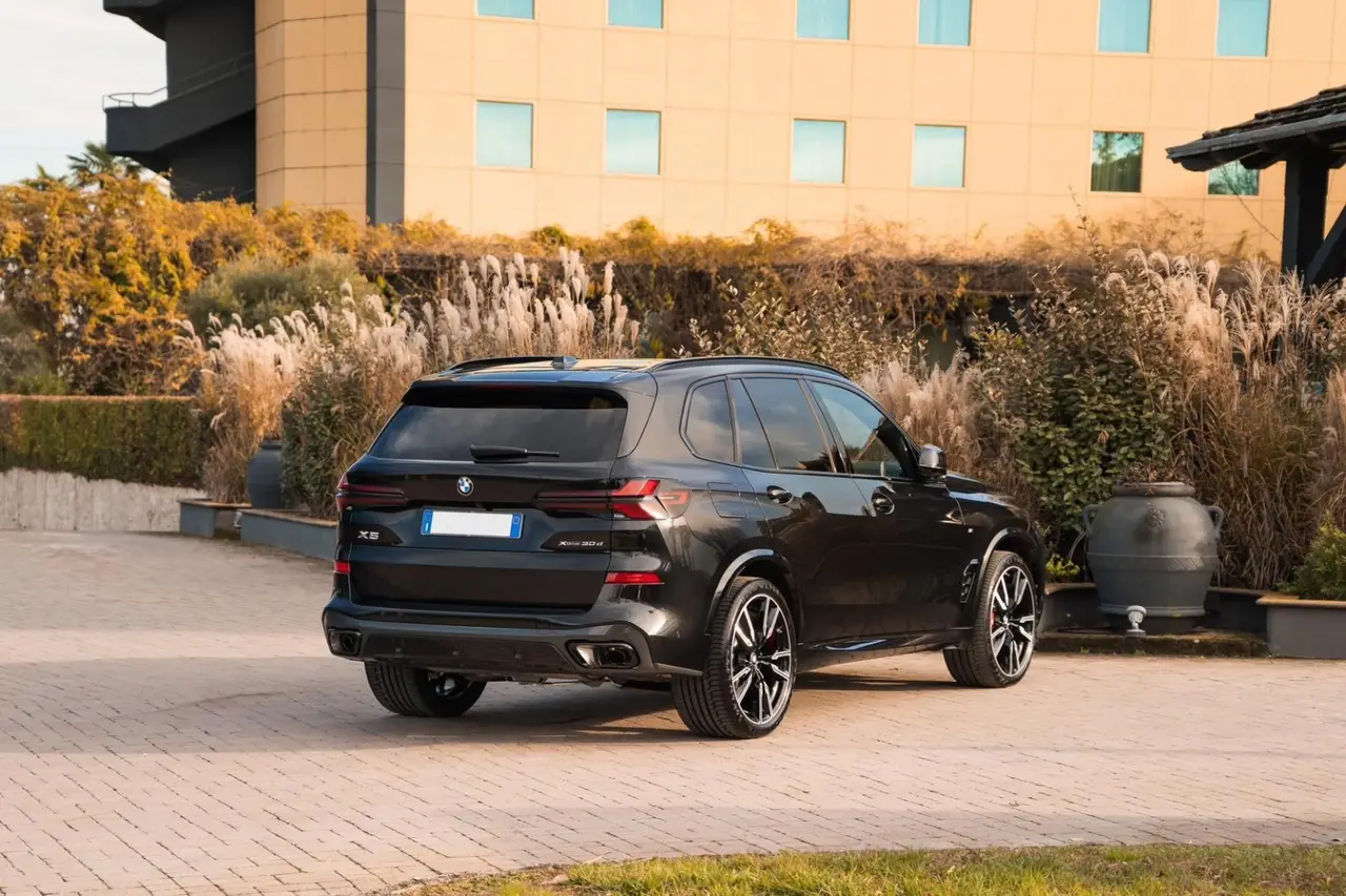BMW X5 M-pack 30d 2025, vue avant — Luxury Car France, France. BMW X5 M-pack 30d à France La BMW X5 M-pack 30d est proposée à la location en France dans…