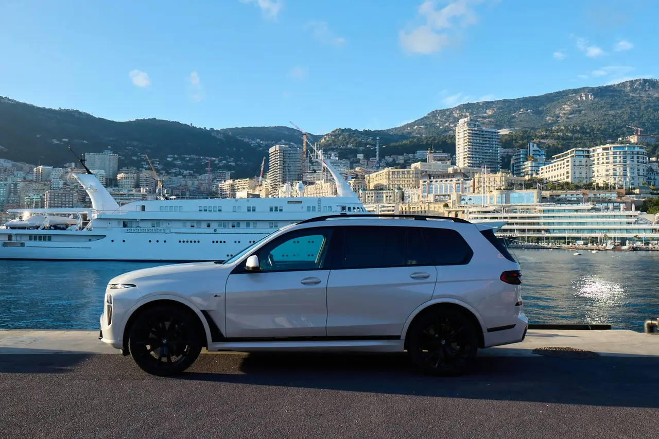BMW X7 40d M 2024, exterior — Luxury Car France, France. BMW X7 40d M in France The BMW X7 40d M is available for hire in France, offering a 2024…