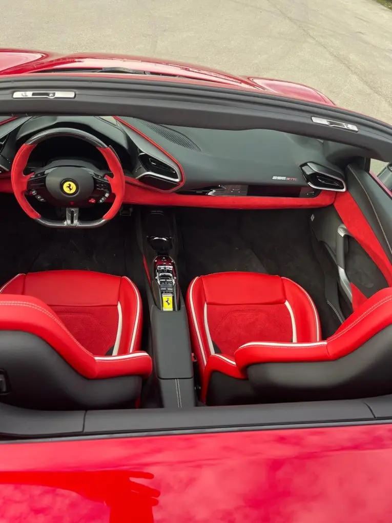 Ferrari 296 GTS Spider 2025, esterno — Luxury Car France, Francia. Ferrari 296 GTS Spider a Francia La Ferrari 296 GTS Spider è disponibile a noleggio in…