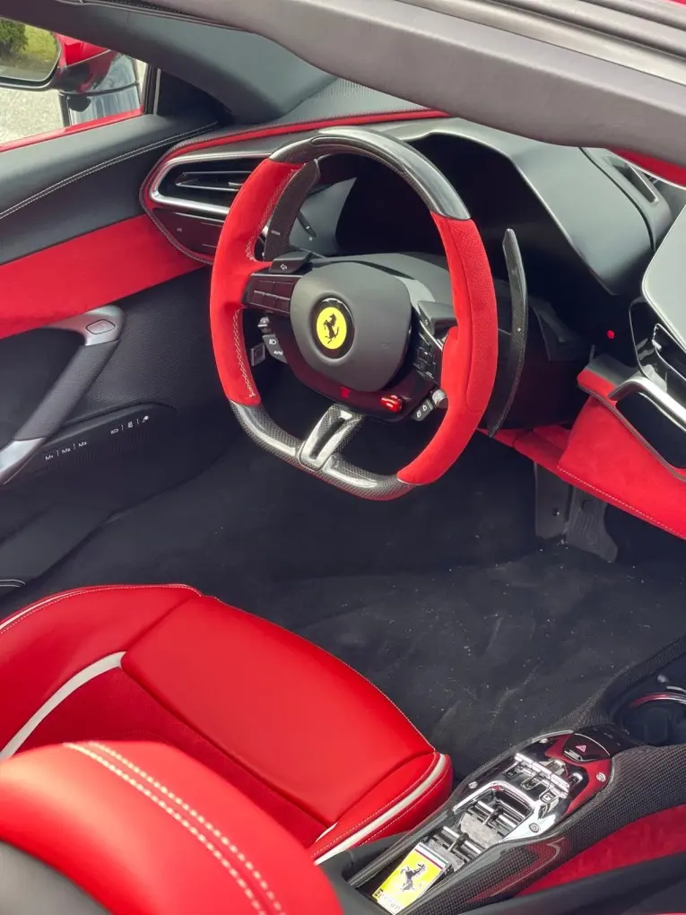 Ferrari 296 GTS Spider 2025, interni — Luxury Car France, Francia. Ferrari 296 GTS Spider a Francia La Ferrari 296 GTS Spider è disponibile a noleggio in…