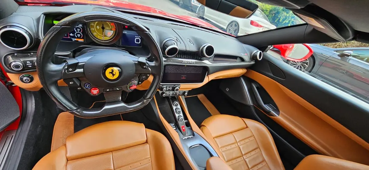 Ferrari Portofino M 2023, vista frontal — Luxury Car France, Francia. Ferrari Portofino M en Francia El Ferrari Portofino M está disponible para alquiler en…