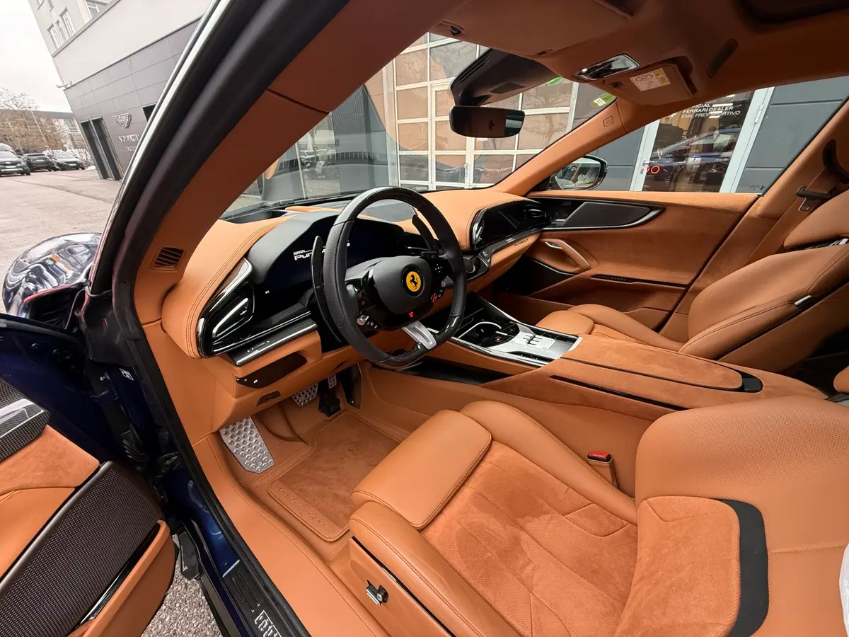 Ferrari Purosangue 2024, vista posteriore — Luxury Car France, Francia. Ferrari Purosangue a Francia La Ferrari Purosangue è disponibile a noleggio in Francia…