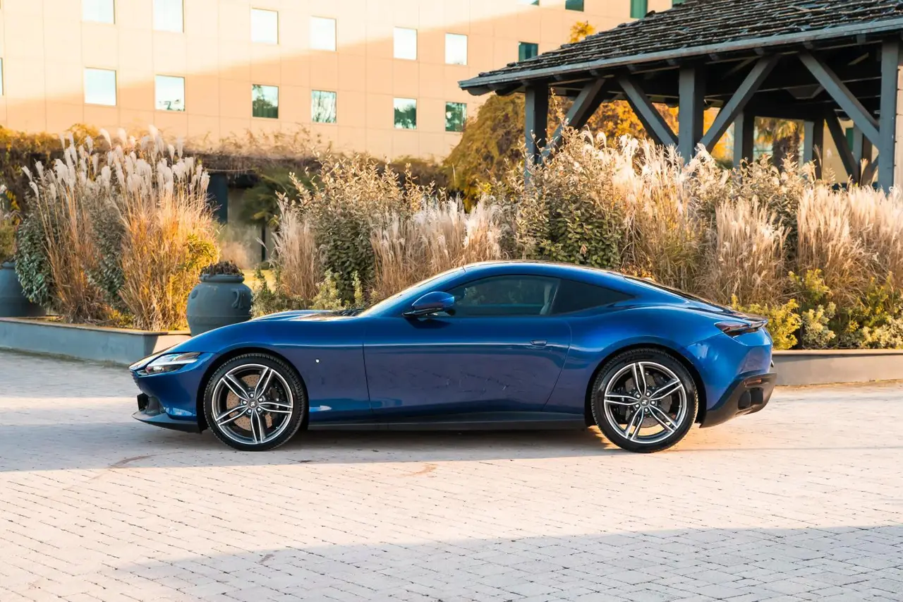 Ferrari Roma 2025, vue arrière — Luxury Car France, France. Ferrari Roma en France La Ferrari Roma est disponible à la location en France dans son…