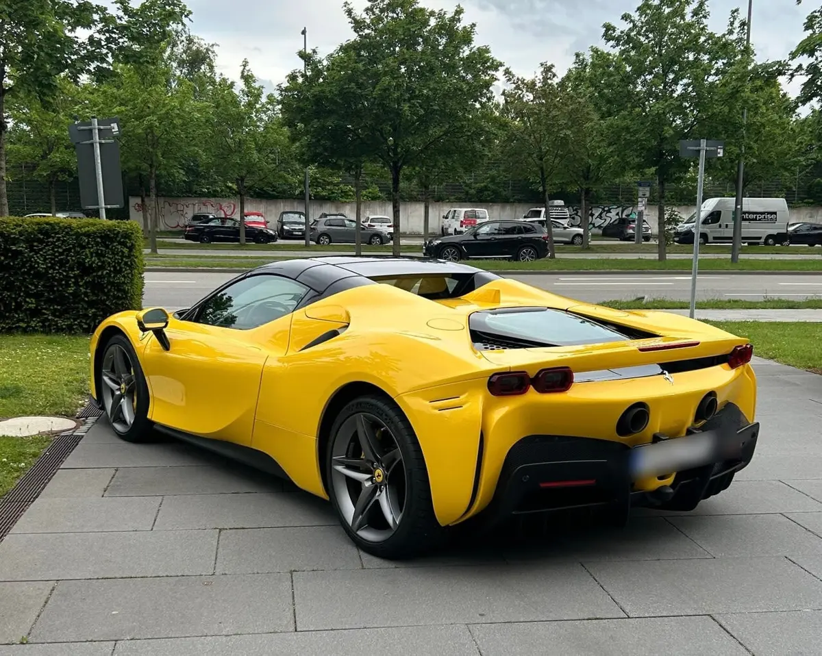 Ferrari SF90 Spider 2024, vista frontal — Luxury Car France, Francia. Casi mil caballos rumbo a la Costa Azul
