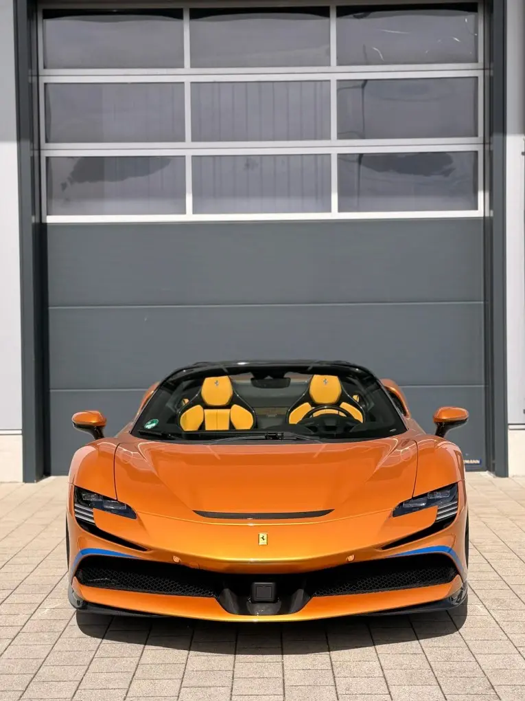 Ferrari SF90 Spider Tailor Made 2025, vue avant — Luxury Car France, France. Ferrari SF90 Spider Tailor Made à France La location de la Ferrari SF90 Spider Tailor…