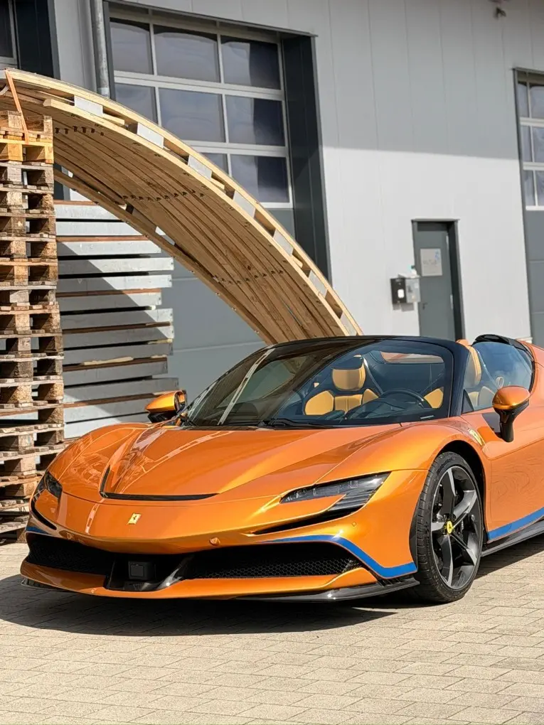 Ferrari SF90 Spider Tailor Made 2025, vue arrière — Luxury Car France, France. Ferrari SF90 Spider Tailor Made à France La location de la Ferrari SF90 Spider Tailor…