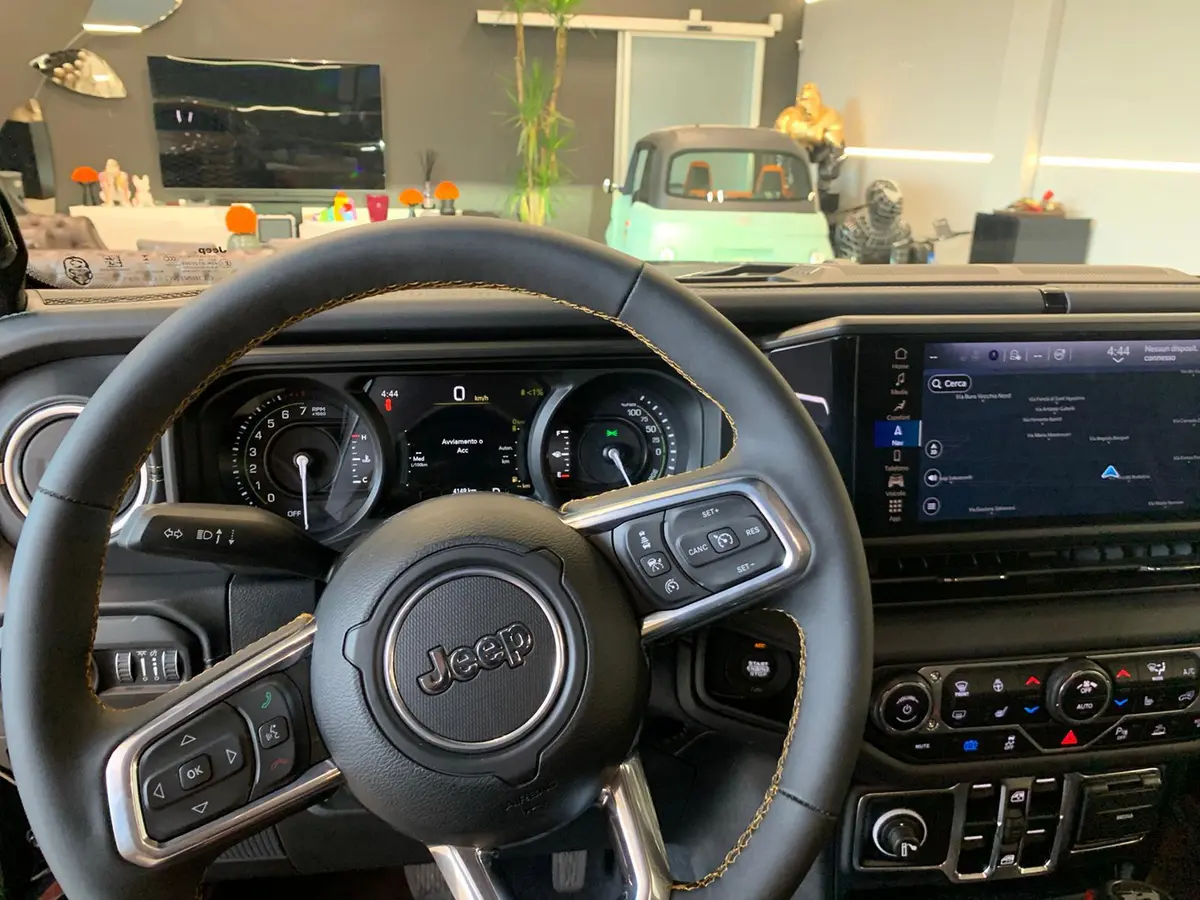 Jeep Wrangler 2025, vista frontal — Luxury Car France, Francia. Jeep Wrangler en Francia El servicio de alquiler del Jeep Wrangler en Francia ofrece…