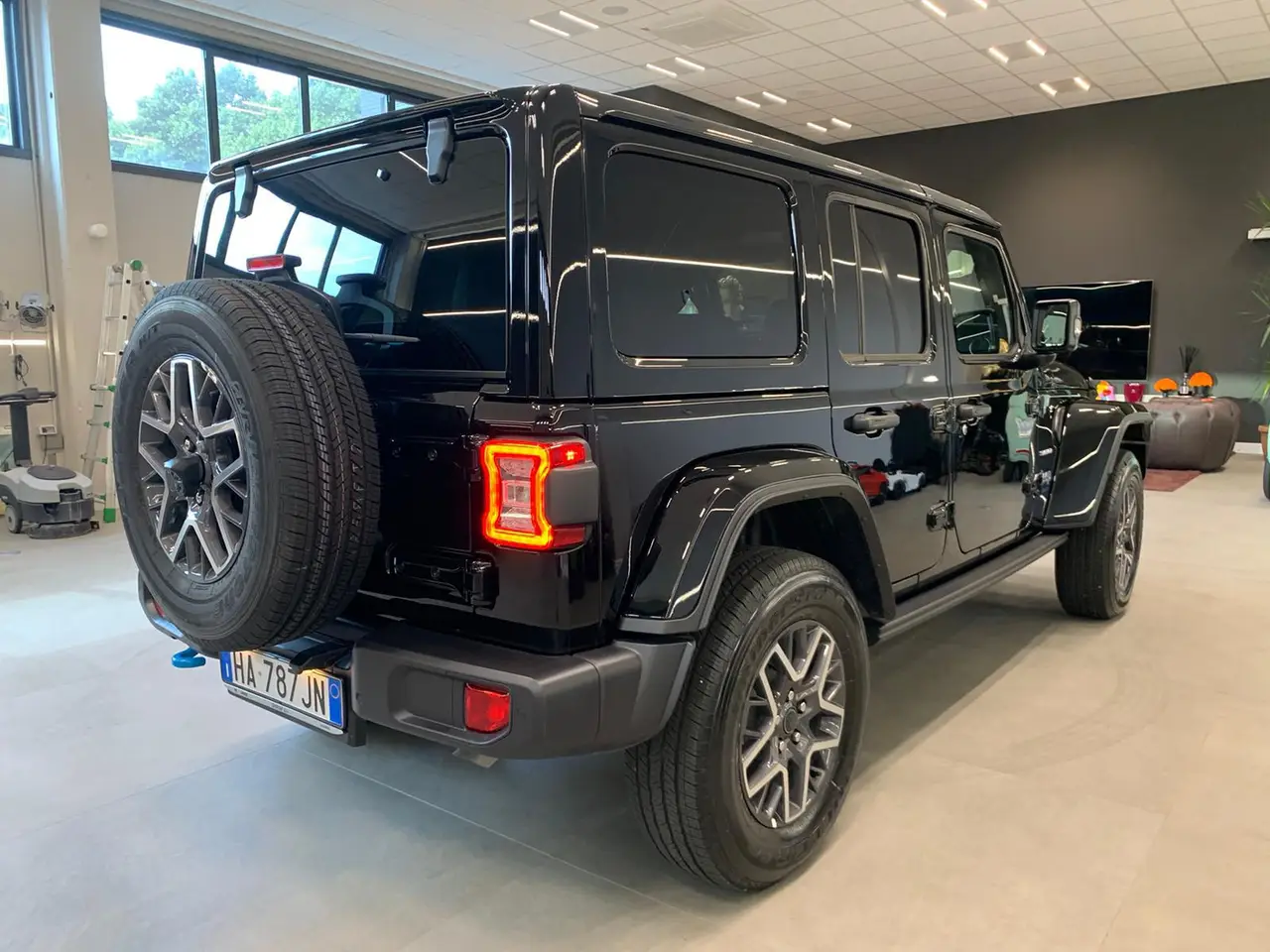 Jeep Wrangler 2025, interior — Luxury Car France, Francia. Jeep Wrangler en Francia El servicio de alquiler del Jeep Wrangler en Francia ofrece…