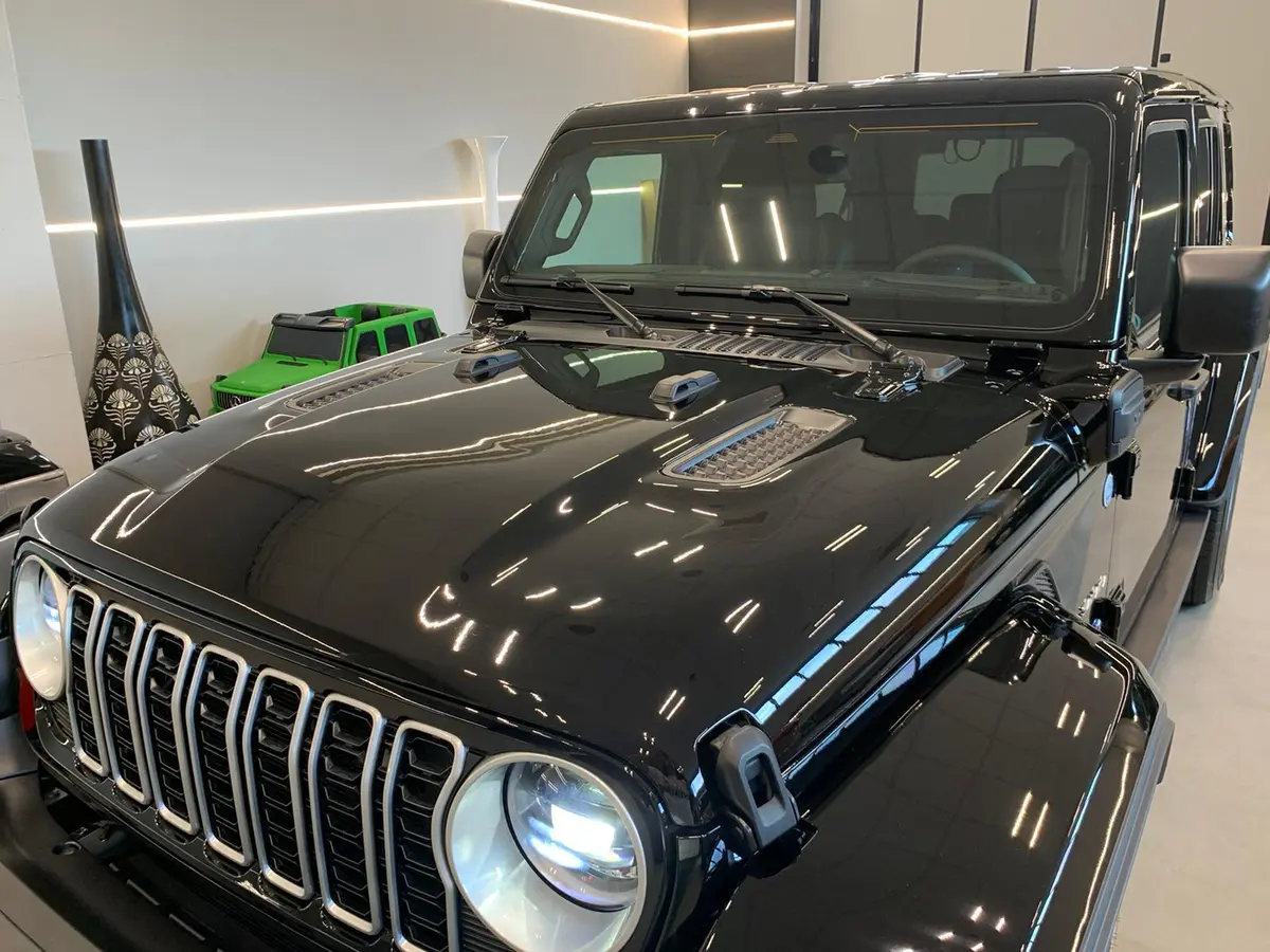 Jeep Wrangler 2025, salpicadero — Luxury Car France, Francia. Jeep Wrangler en Francia El servicio de alquiler del Jeep Wrangler en Francia ofrece…