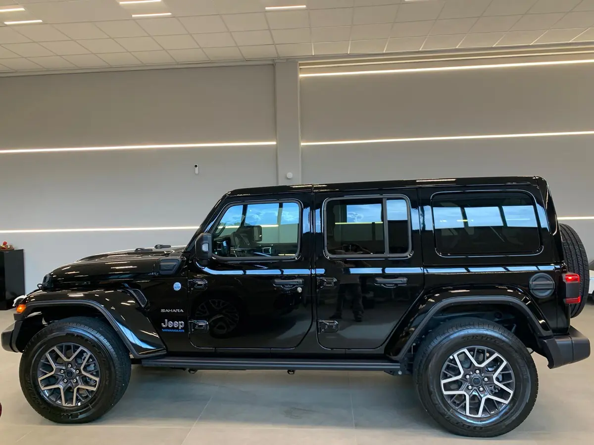 Jeep Wrangler 2025, perfil lateral — Luxury Car France, Francia. Jeep Wrangler en Francia El servicio de alquiler del Jeep Wrangler en Francia ofrece…