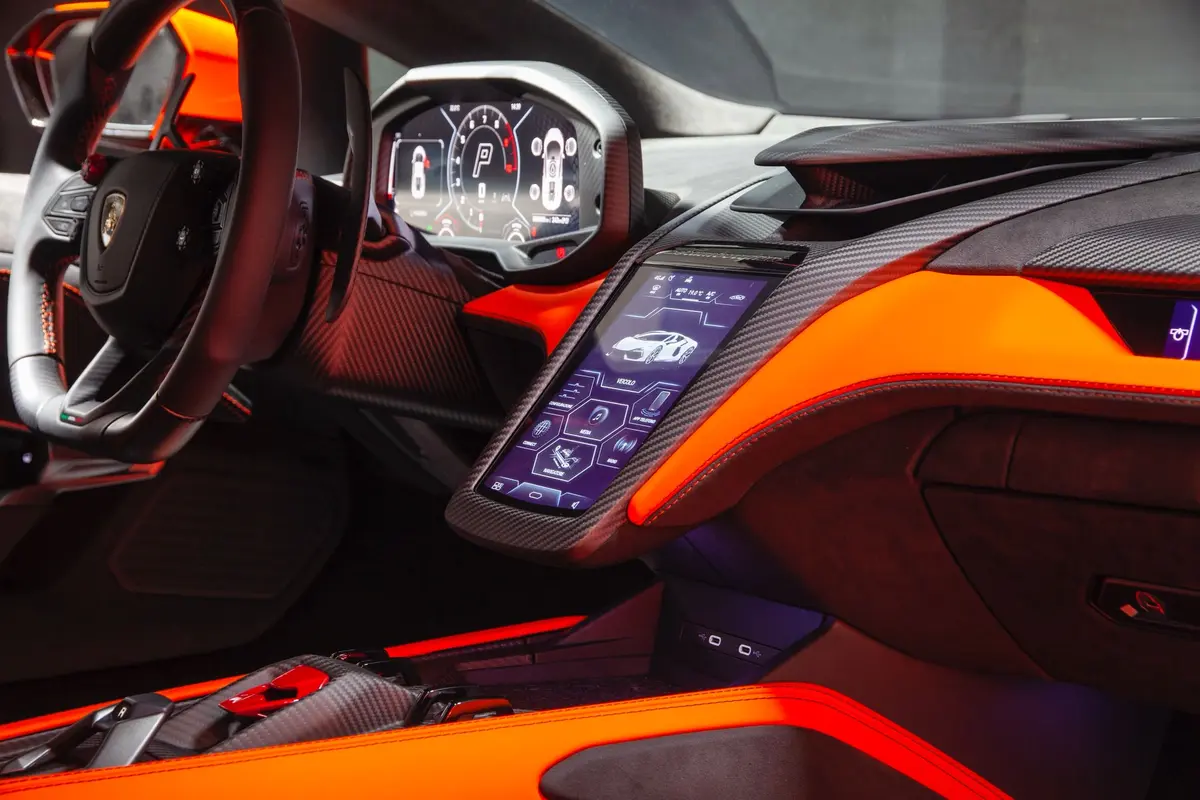 Lamborghini Revuelto 2026, tableau de bord — Luxury Car France, France. Lamborghini Revuelto à France La Lamborghini Revuelto est proposée à la location en…