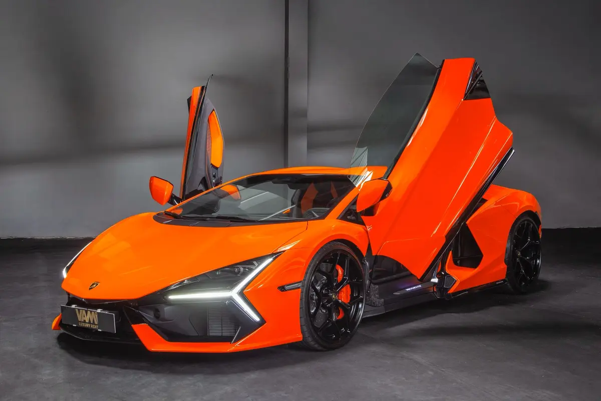 Lamborghini Revuelto 2026, profil latéral — Luxury Car France, France. Lamborghini Revuelto à France La Lamborghini Revuelto est proposée à la location en…