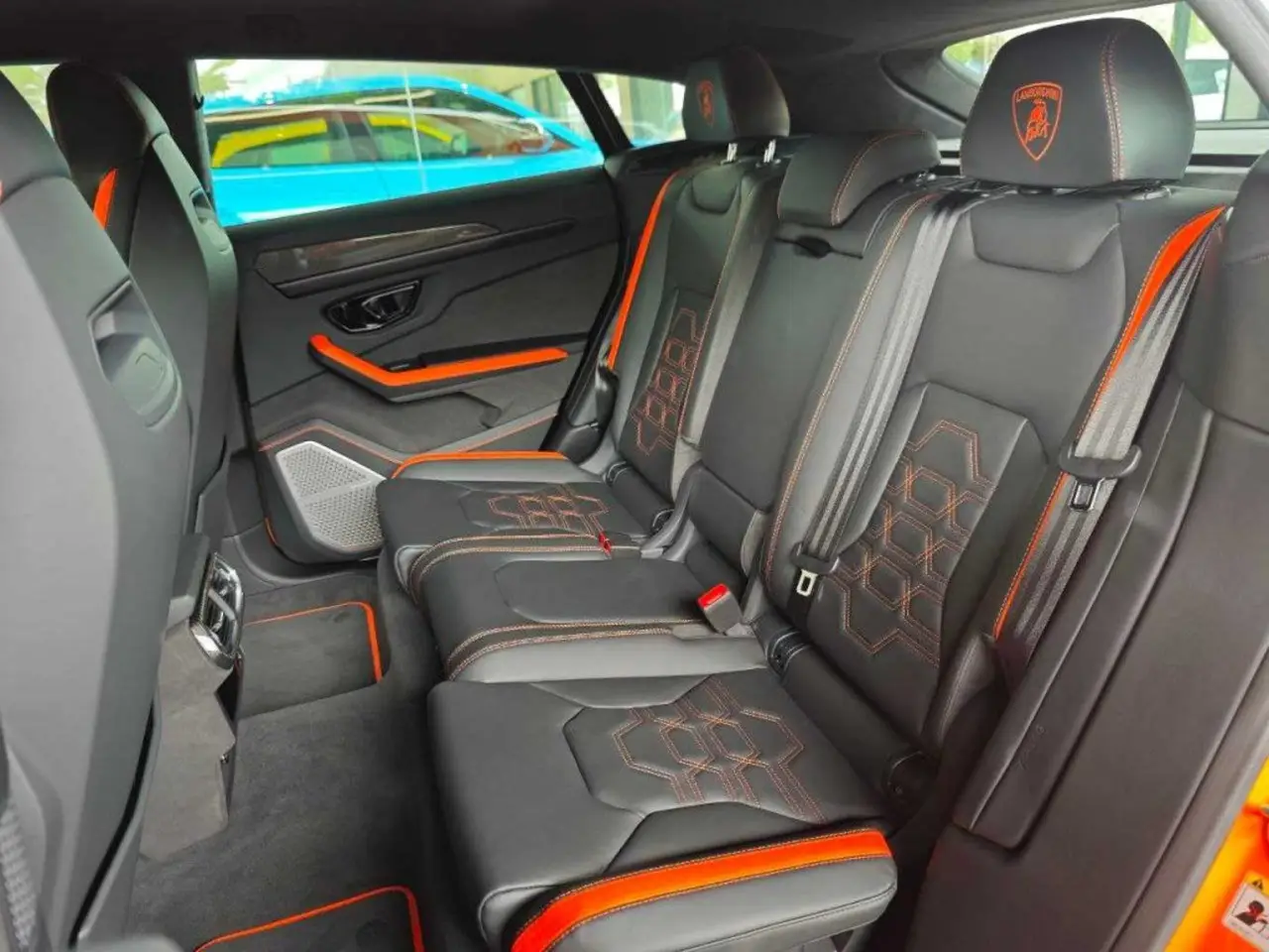 Lamborghini Urus S 2024, intérieur — Luxury Car France, France. Le Lamborghini Urus S impose sa présence dès les premiers mètres : 666 chevaux…