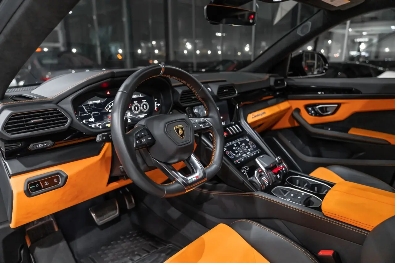 Lamborghini Urus S 2024, tableau de bord — Luxury Car France, France. Le Lamborghini Urus S impose sa présence dès les premiers mètres : 666 chevaux…
