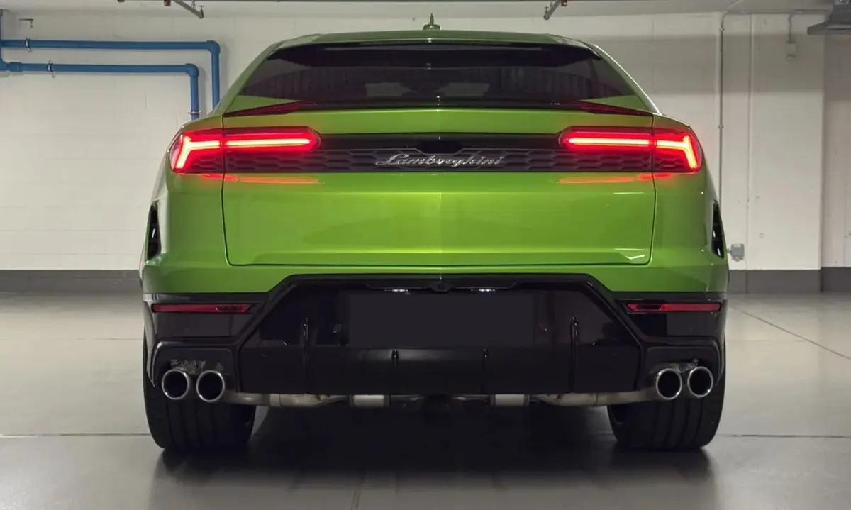 Lamborghini Urus SE 2026, vista posteriore — Luxury Car France, Francia. Da Parigi alle Alpi, comfort da SUV ibrida