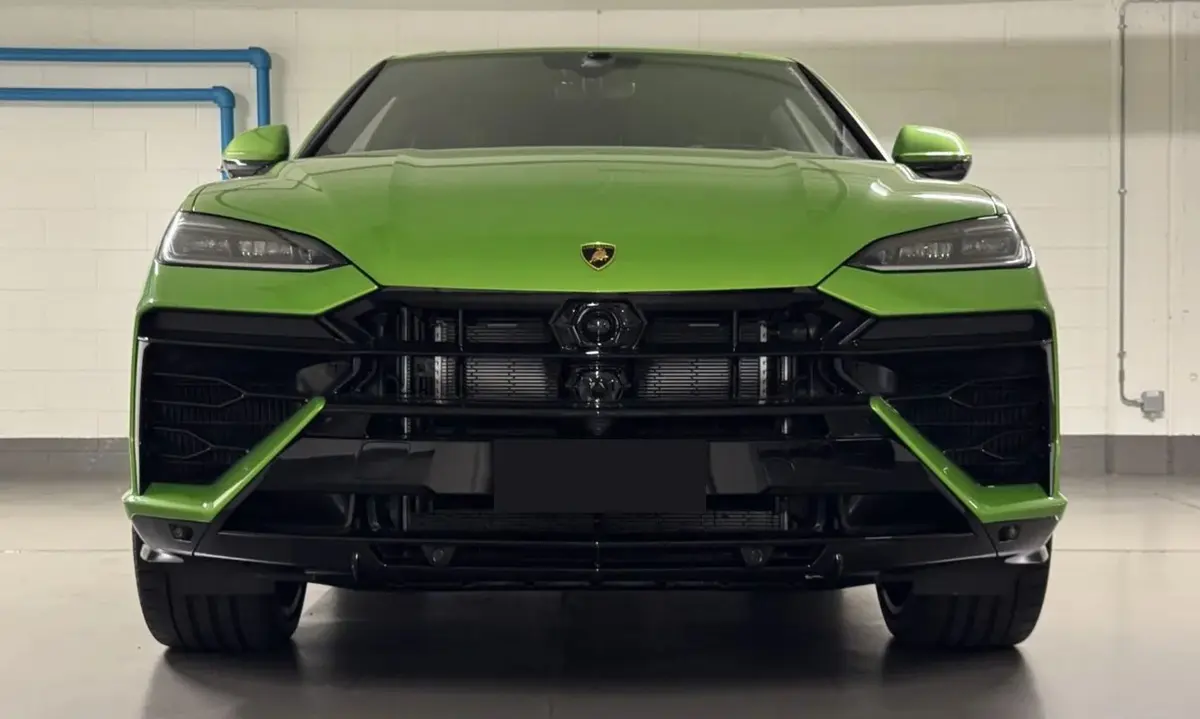 Lamborghini Urus SE 2026, interni — Luxury Car France, Francia. Da Parigi alle Alpi, comfort da SUV ibrida