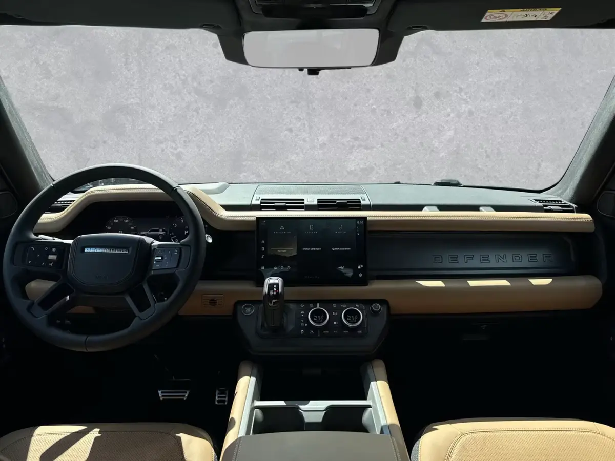 Land Rover Defender 2024, vue arrière — Luxury Car France, France. Land Rover Defender à France La location du Land Rover Defender en France met à…