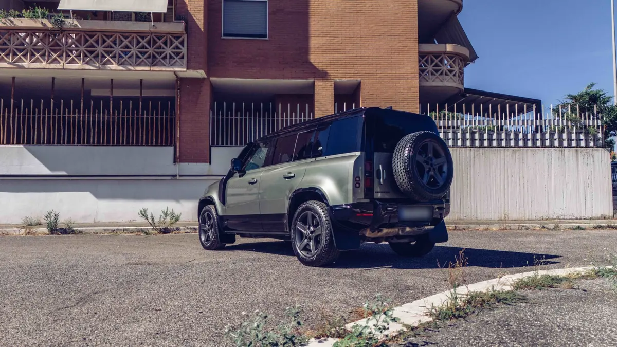 Land Rover Defender X-Dynamic 7 seater 2024, front view — Luxury Car France, France. Land Rover Defender X-Dynamic 7 seater in France The Land Rover Defender X-Dynamic 7…