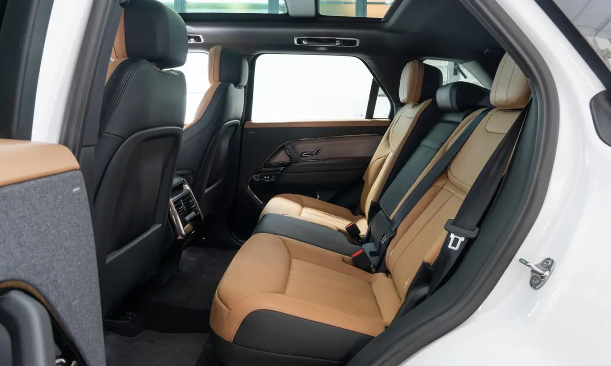 Land Rover Range Rover Sport 2025, perfil lateral — Luxury Car France, Francia. Land Rover Range Rover Sport en Francia El Land Rover Range Rover Sport está disponible…