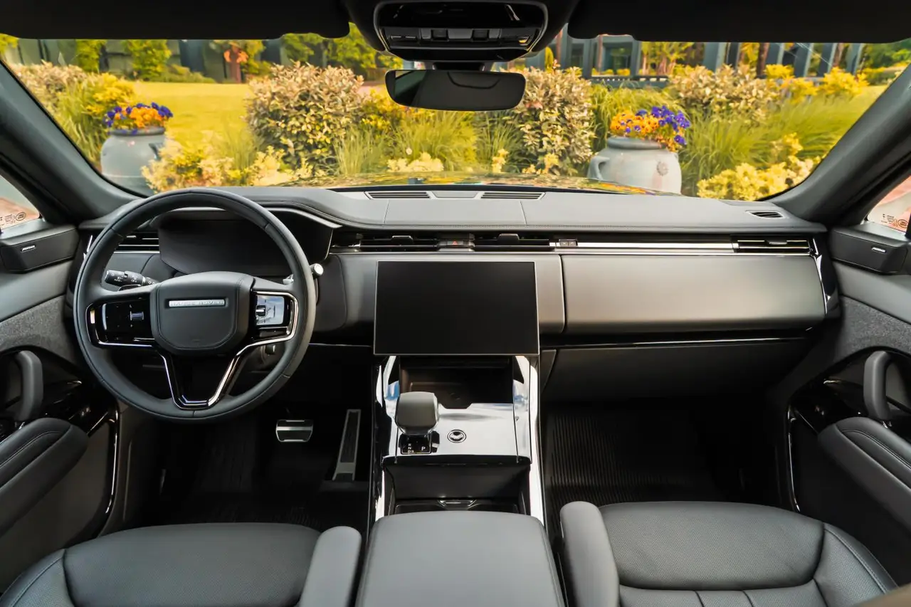 Land Rover Range Rover Sport Dynamic SE 2025, vista frontal — Luxury Car France, Francia. Land Rover Range Rover Sport Dynamic SE en Francia El Land Rover Range Rover Sport…