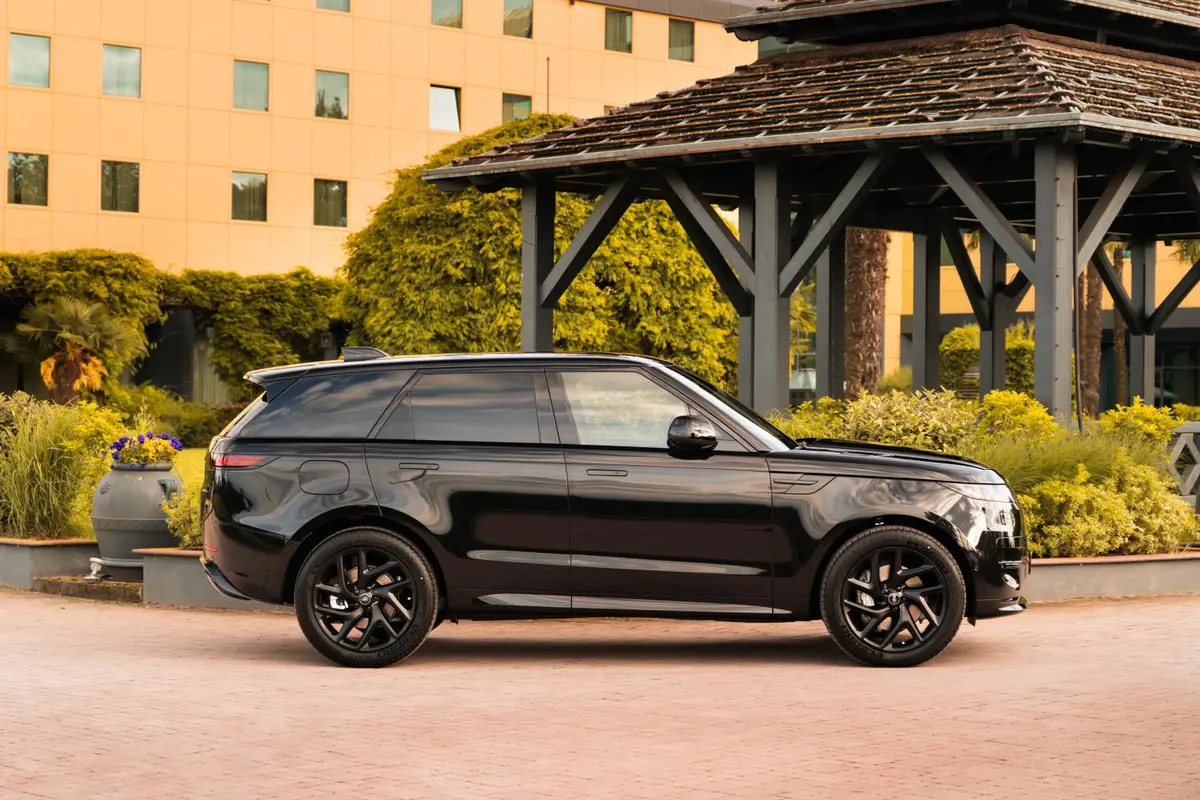 Land Rover Range Rover Sport Dynamic SE 2025, exterior — Luxury Car France, Francia. Land Rover Range Rover Sport Dynamic SE en Francia El Land Rover Range Rover Sport…