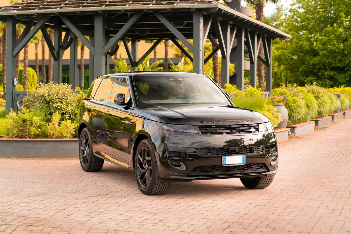 Land Rover Range Rover Sport Dynamic SE 2025, vista trasera — Luxury Car France, Francia. Land Rover Range Rover Sport Dynamic SE en Francia El Land Rover Range Rover Sport…
