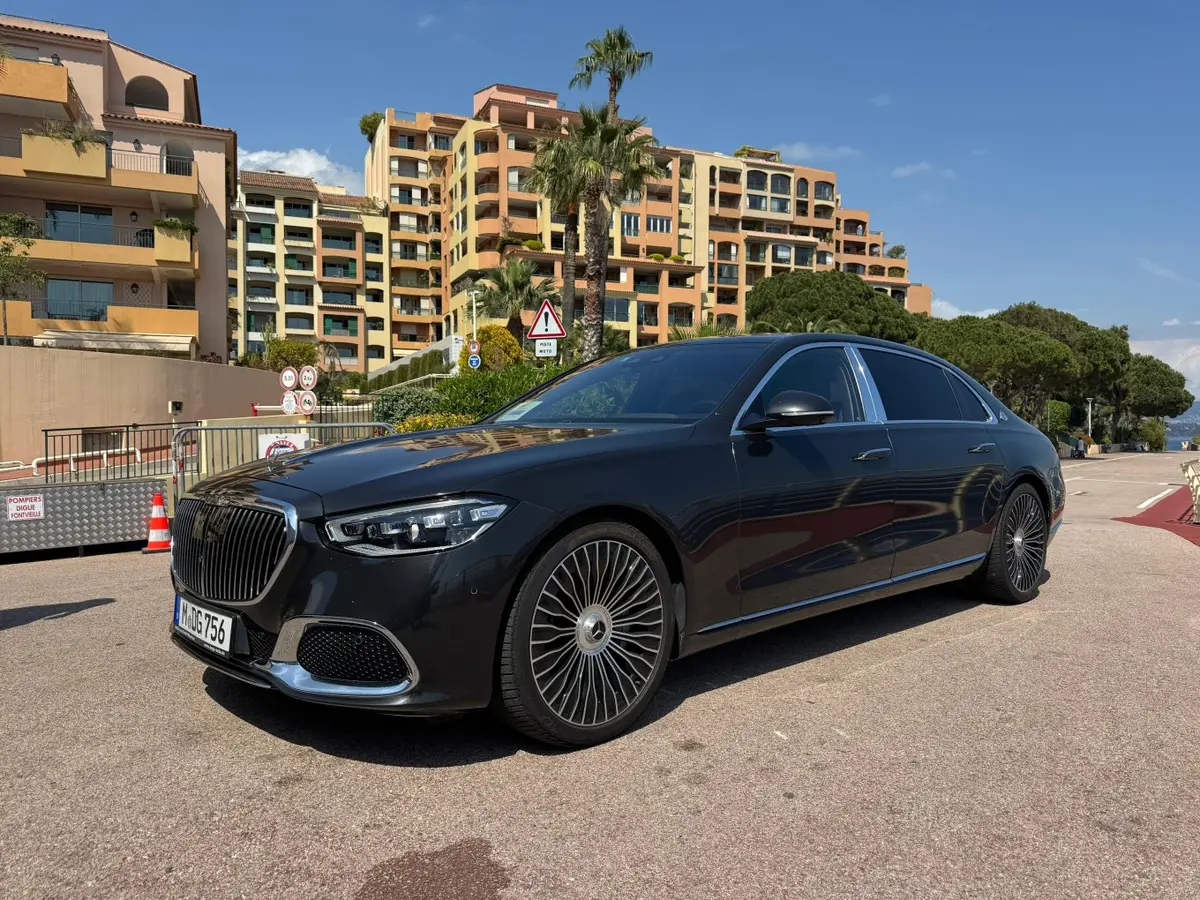 Maybach S580 2023, dashboard — Luxury Car France, France. Quiet arrivals at the hotel entrance, chauffeur ready