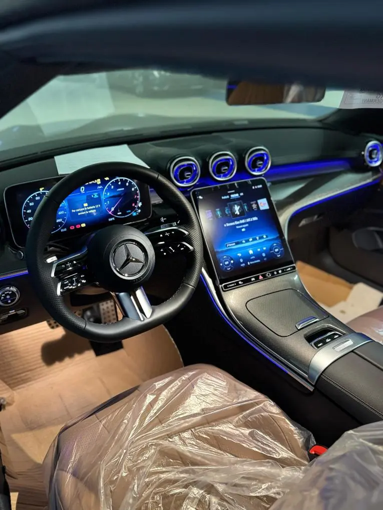Mercedes Benz CLE 300 Cabriolet AMG Premium 2025, vista frontale — Luxury Car France, Francia. Mercedes Benz CLE 300 Cabriolet AMG Premium a Francia Il servizio di noleggio della…