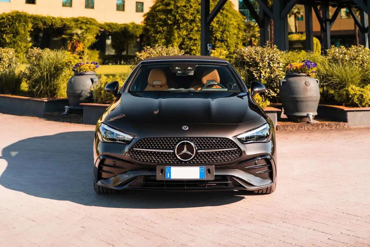 Mercedes Benz CLE 300 Cabriolet AMG Premium 2025, interni — Luxury Car France, Francia. Mercedes Benz CLE 300 Cabriolet AMG Premium a Francia Il servizio di noleggio della…