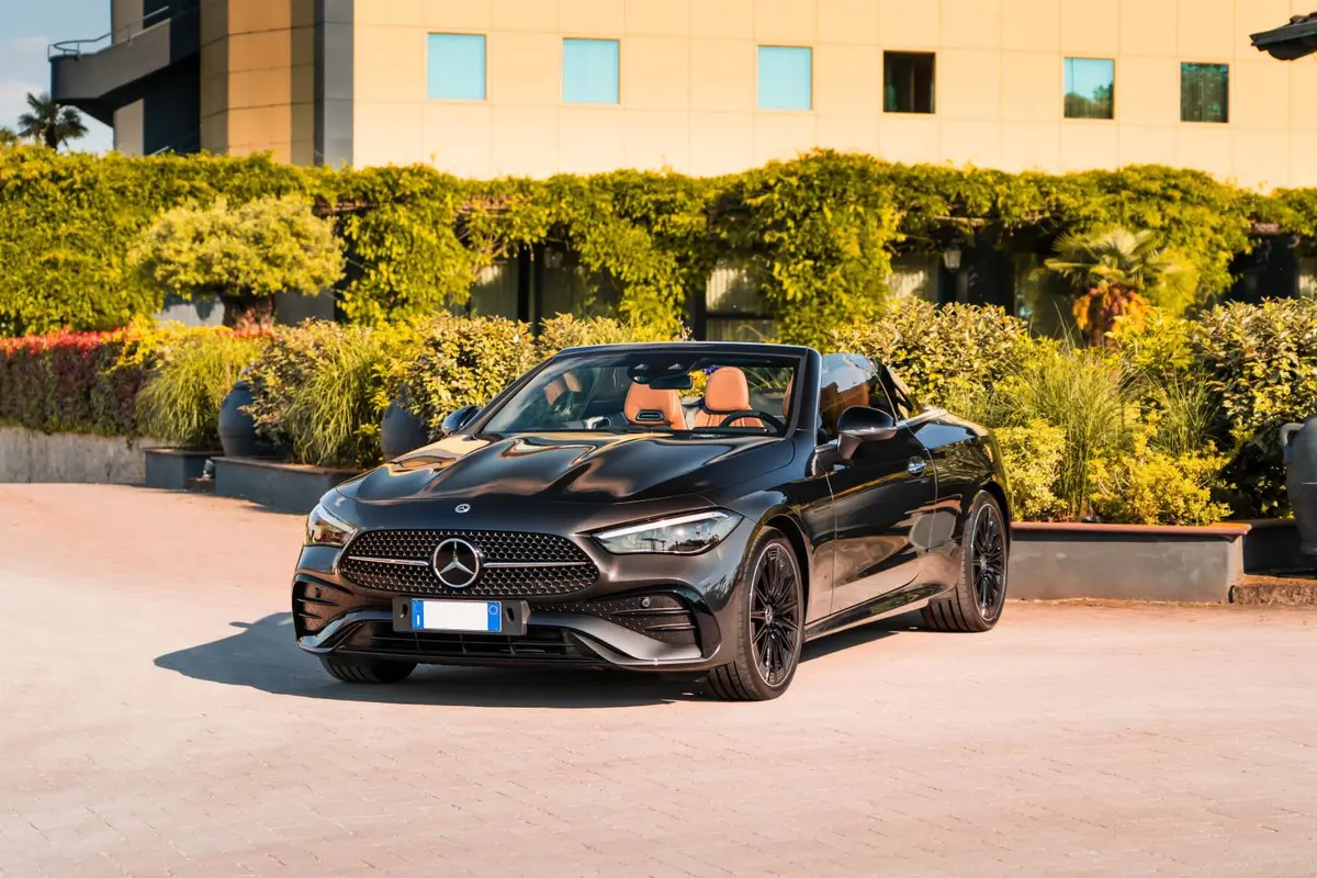 Mercedes Benz CLE 300 Cabriolet AMG Premium 2025, cruscotto — Luxury Car France, Francia. Mercedes Benz CLE 300 Cabriolet AMG Premium a Francia Il servizio di noleggio della…