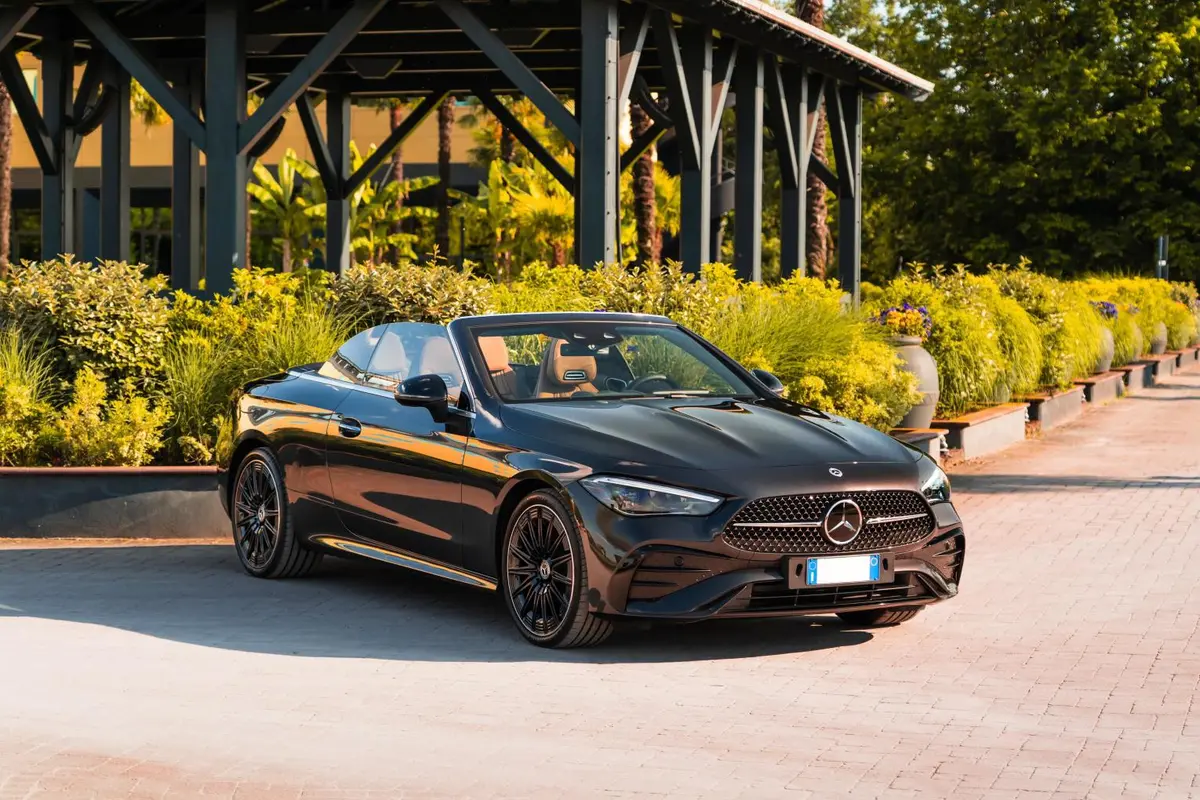 Mercedes Benz CLE 300 Cabriolet AMG Premium 2025 — Luxury Car France, Francia. Mercedes Benz CLE 300 Cabriolet AMG Premium a Francia Il servizio di noleggio della…