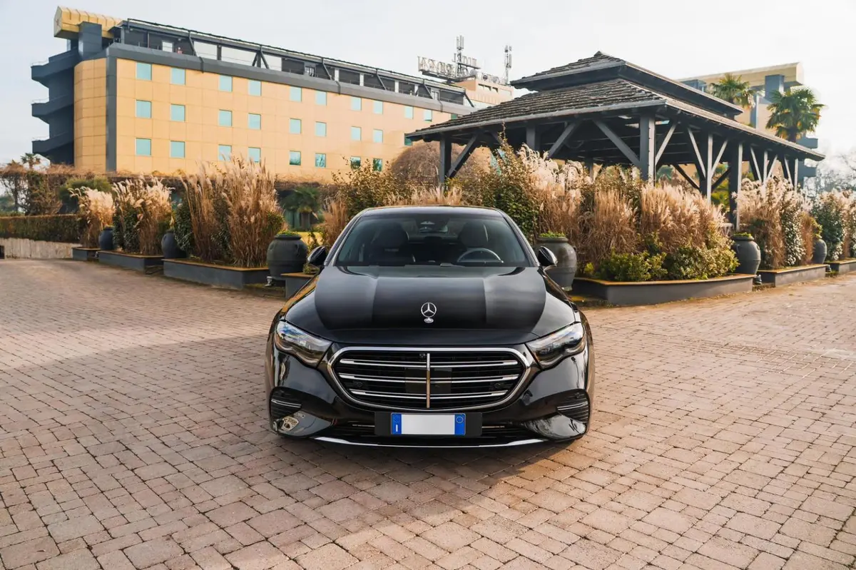 Mercedes Benz E-klasse 220d Premium Plus 2026, front view — Luxury Car France, France. Mercedes Benz E-klasse 220d Premium Plus in France The Mercedes Benz E-klasse 220d…