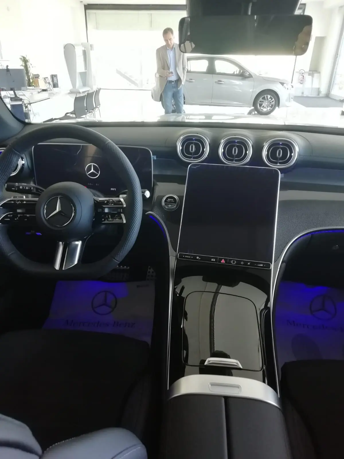 Mercedes Benz GLC 2025, extérieur — Luxury Car France, France. Mercedes Benz GLC en France La Mercedes Benz GLC est disponible à la location en France…