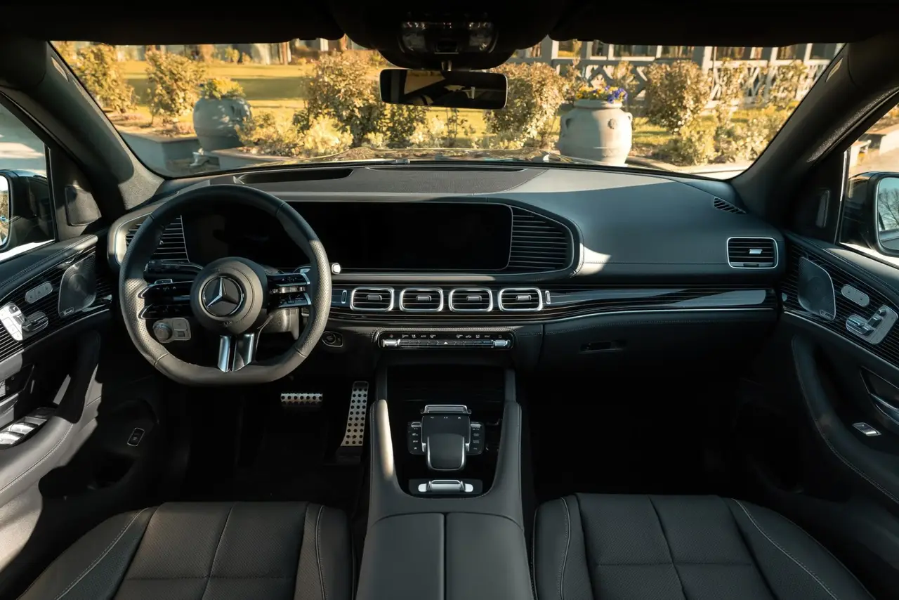 Mercedes Benz GLS-klasse 350 D Exclusive 7 Posti 2025, vista frontale — Luxury Car France, Francia. Mercedes Benz GLS-klasse 350 D Exclusive 7 Posti a Francia Il Mercedes Benz GLS-klasse…