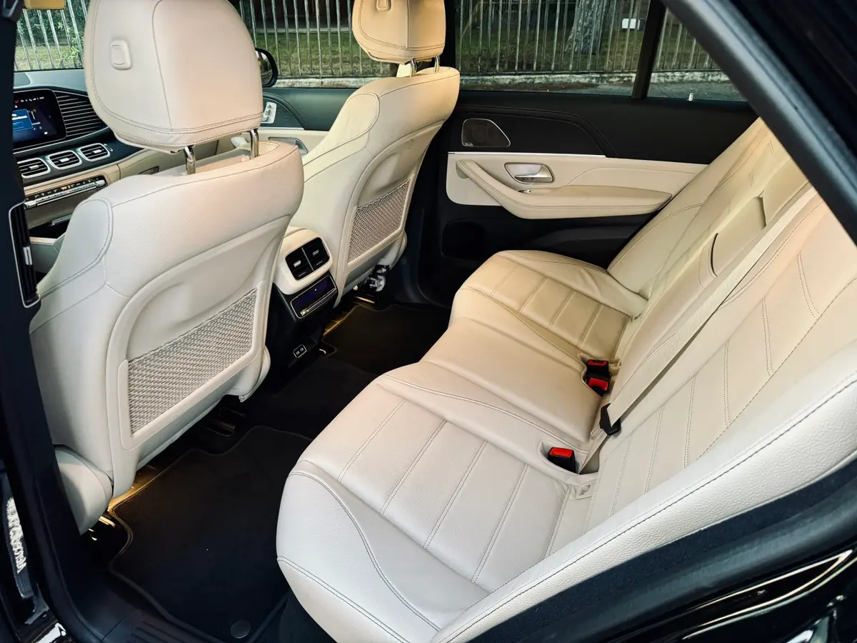 Mercedes Benz GLS Maybach 2022, vista frontal — Luxury Car France, Francia. Traslados corporativos con presencia y espacio para siete