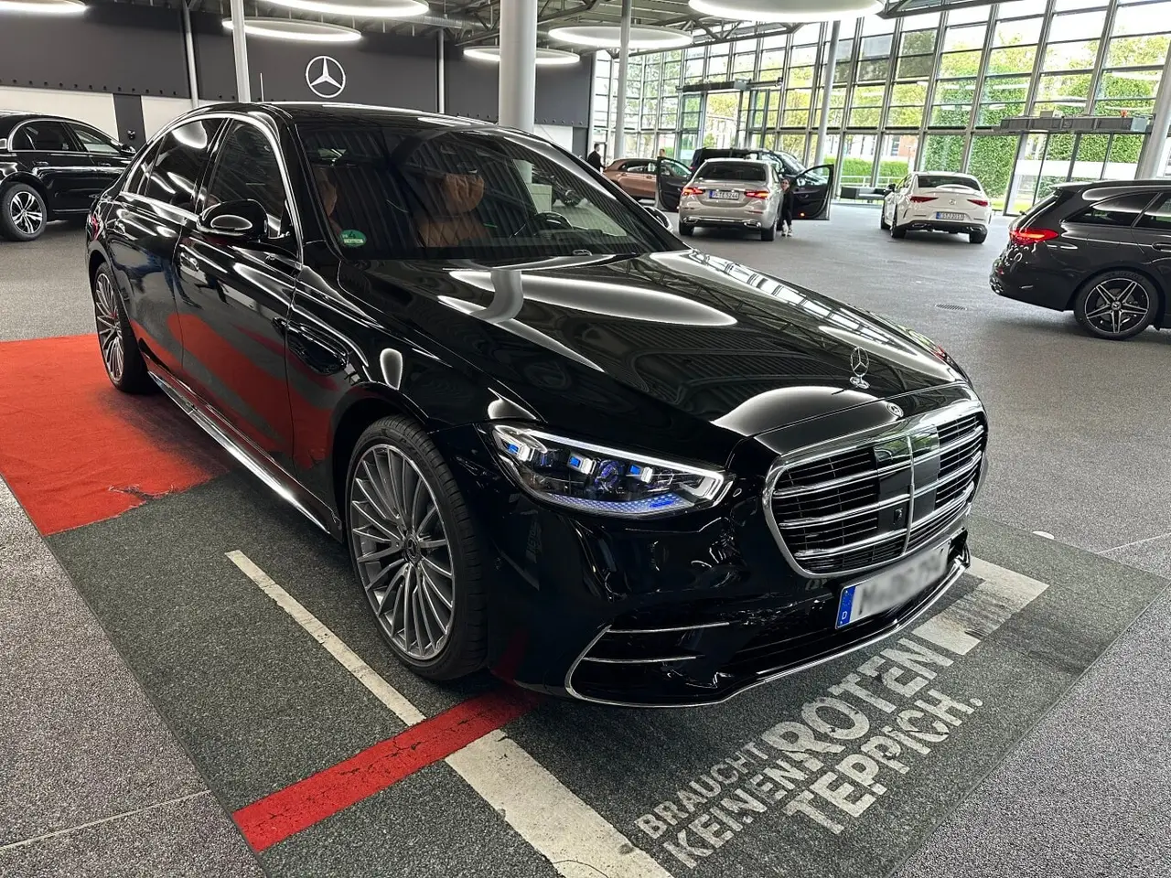 Mercedes Benz S-klasse S400 Long 4-Matic 2023, front view — Luxury Car France, France. Mercedes Benz S-klasse S400 Long 4-Matic in France The Mercedes Benz S-klasse S400 Long…