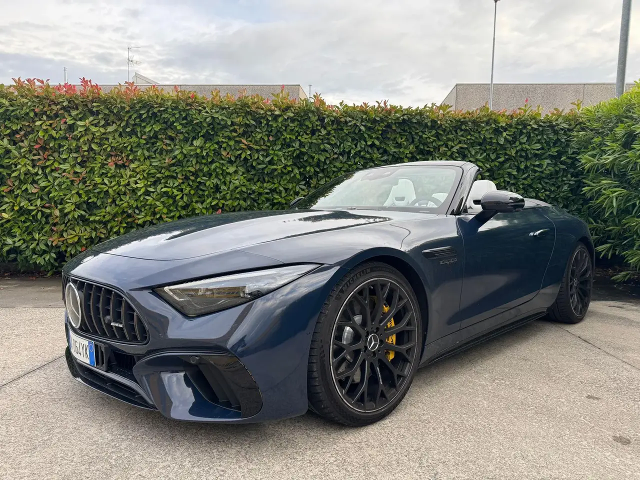 Mercedes Benz SL 63 AMG 2025, vue arrière — Luxury Car France, France. Mercedes Benz SL 63 AMG à France La Mercedes Benz SL 63 AMG est proposée à la location en…