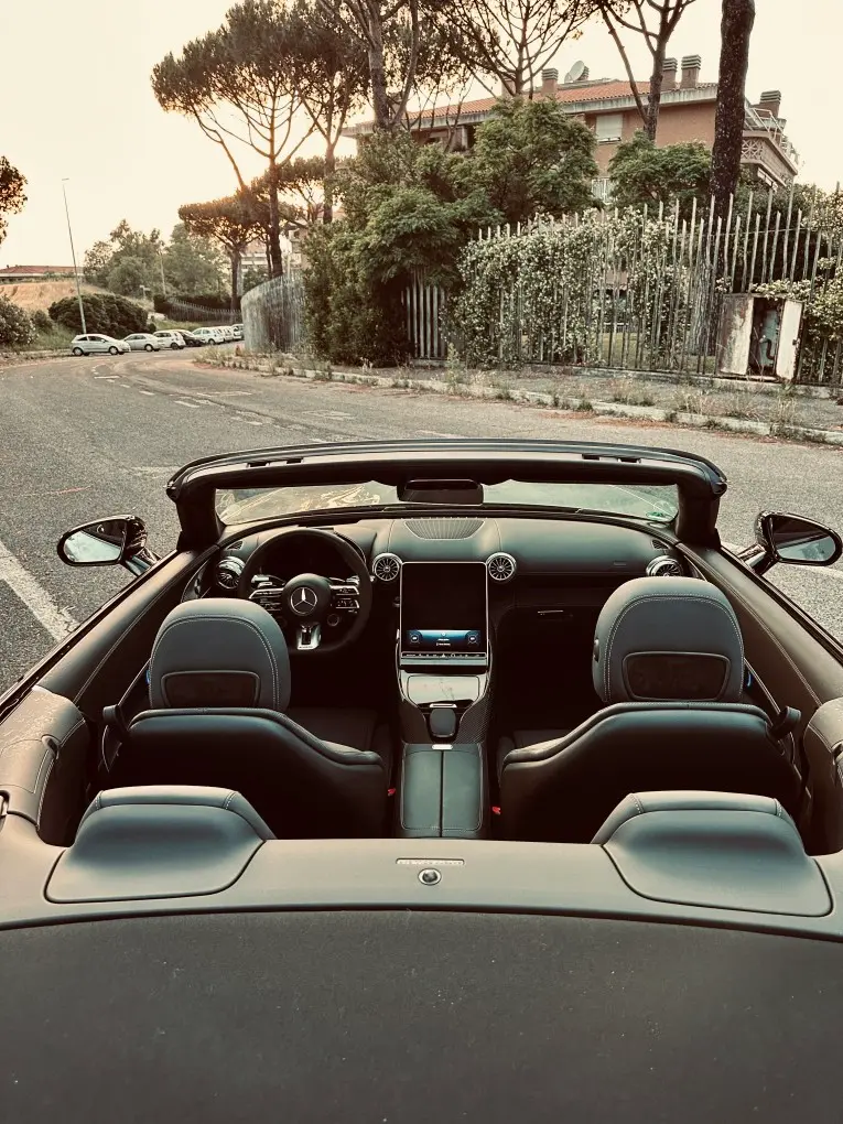 Mercedes Benz SL63 Cabrio 2023, interior — Luxury Car France, Francia. Mercedes Benz SL63 Cabrio en Francia El servicio de alquiler del Mercedes Benz SL63…