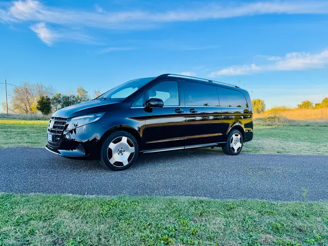 Mercedes Benz V300 4x4 XL Exclusive 7 seats 2025 — Luxury Car France, Francia